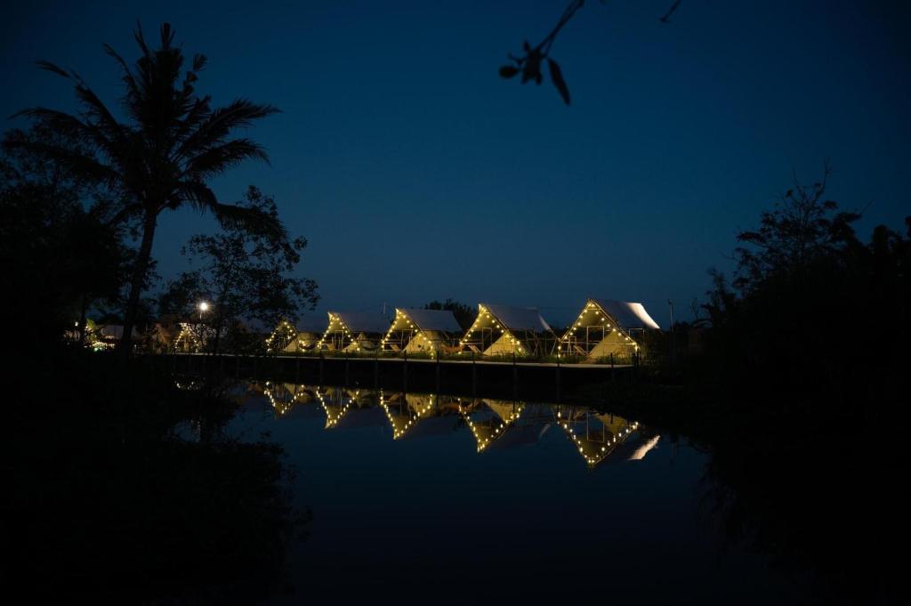 Cái RăngAnn Village的夜晚水中闪烁的灯光