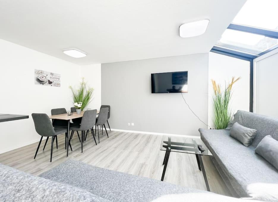 卡尔斯鲁厄Schickes Apartment in City Lage B7的白色的客厅配有沙发和桌子
