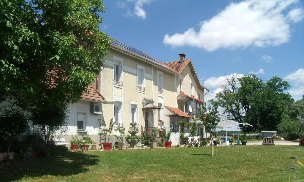 Châtenoisle Moulin des Moines的一座白色的大房子,前面有一座院子