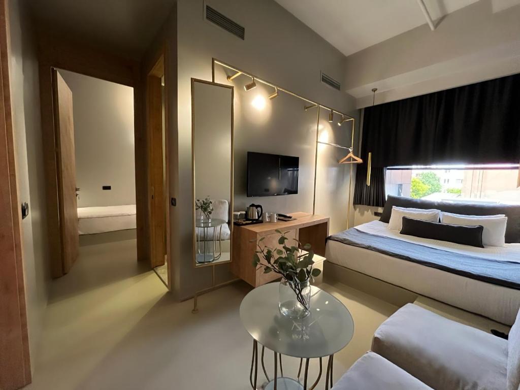 安塔利亚AG Hotels Antalya的酒店客房配有一张床铺和一张桌子。