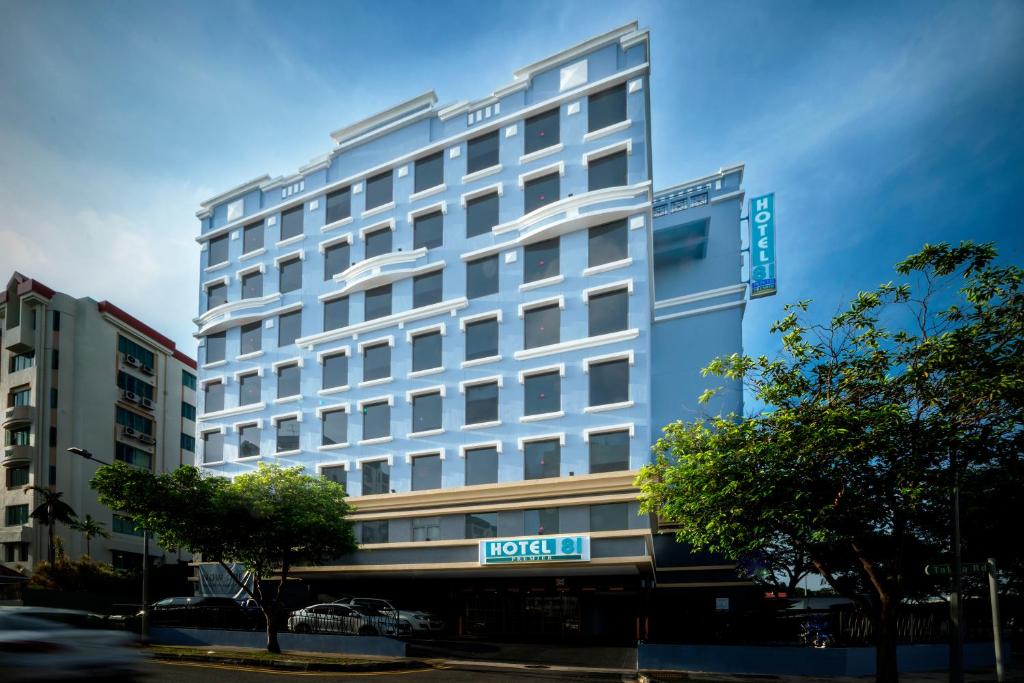 新加坡Hotel 81 Premier Princess的一座酒店大楼,前面有标志