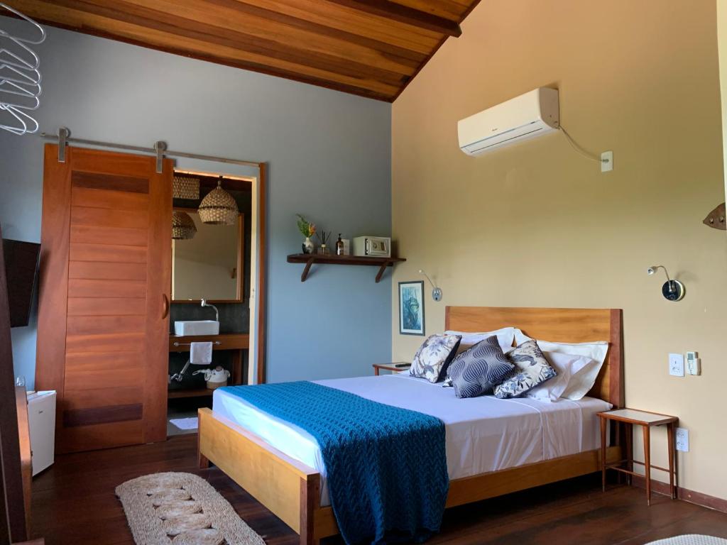 阿廷斯Vila das Águas的一间卧室配有一张带蓝色毯子的床