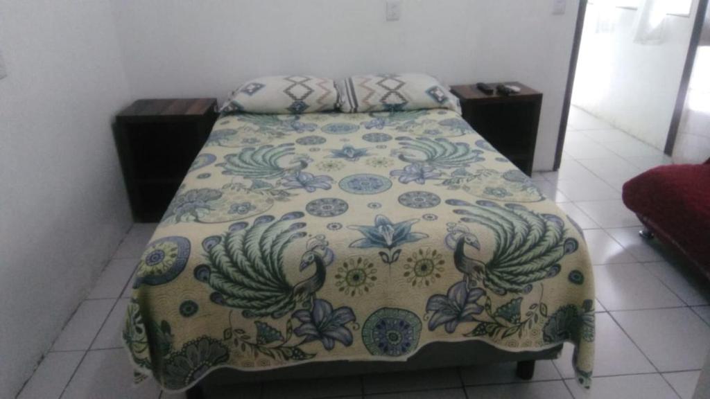 Martínez de La TorreDepartamento CUARTITO MODESTO DEL PRECIOSO的一间卧室配有一张带鲜花毯子的床