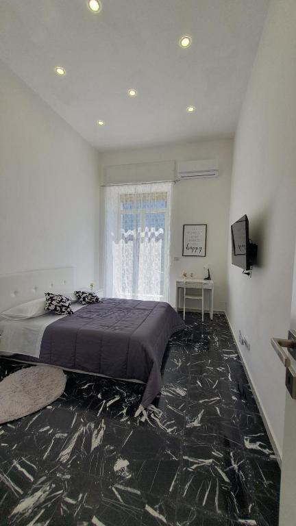 那不勒斯CASABLANCA的一间卧室配有一张黑色大理石地板的床。
