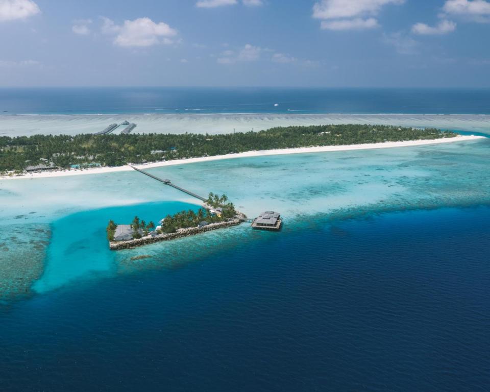 马米基里Villa Park Sun Island Resort的海中的一个岛屿,在水中划船