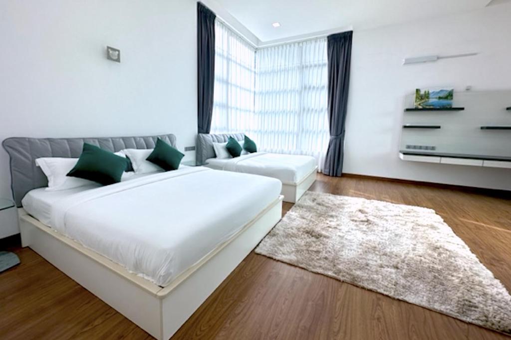 关丹Teluk Cempedak Seventh Haven的卧室配有一张白色大床和地毯。