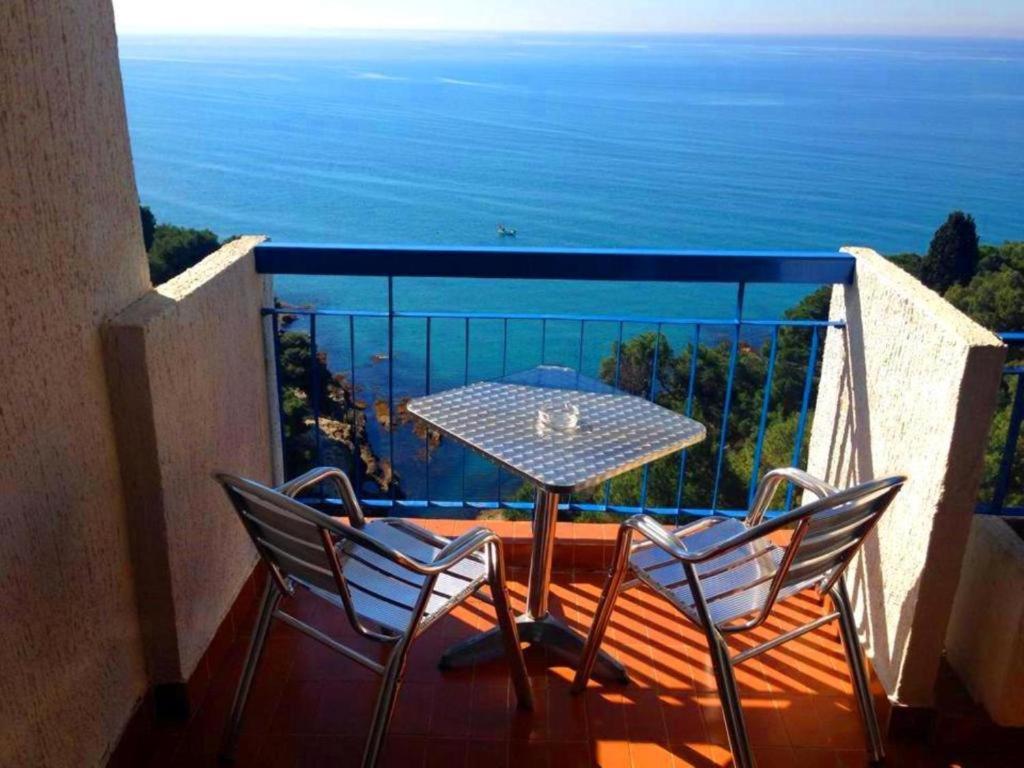 乌尔齐尼CORPUS A - Hotel Albatros的阳台配有桌椅