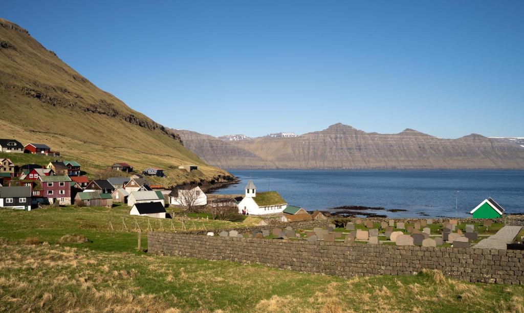 OyndarfjørðurLovely 4-BR house / Sea view / Nature的水体边的小村庄