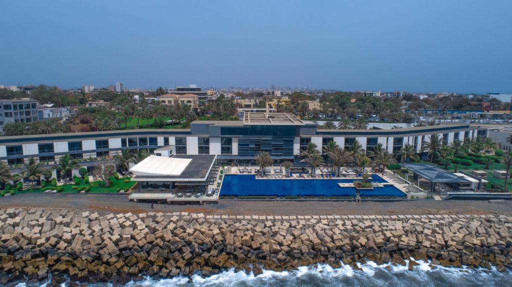 达喀尔达喀尔海洋广场丽笙酒店的靠近水面的度假胜地的空中景致