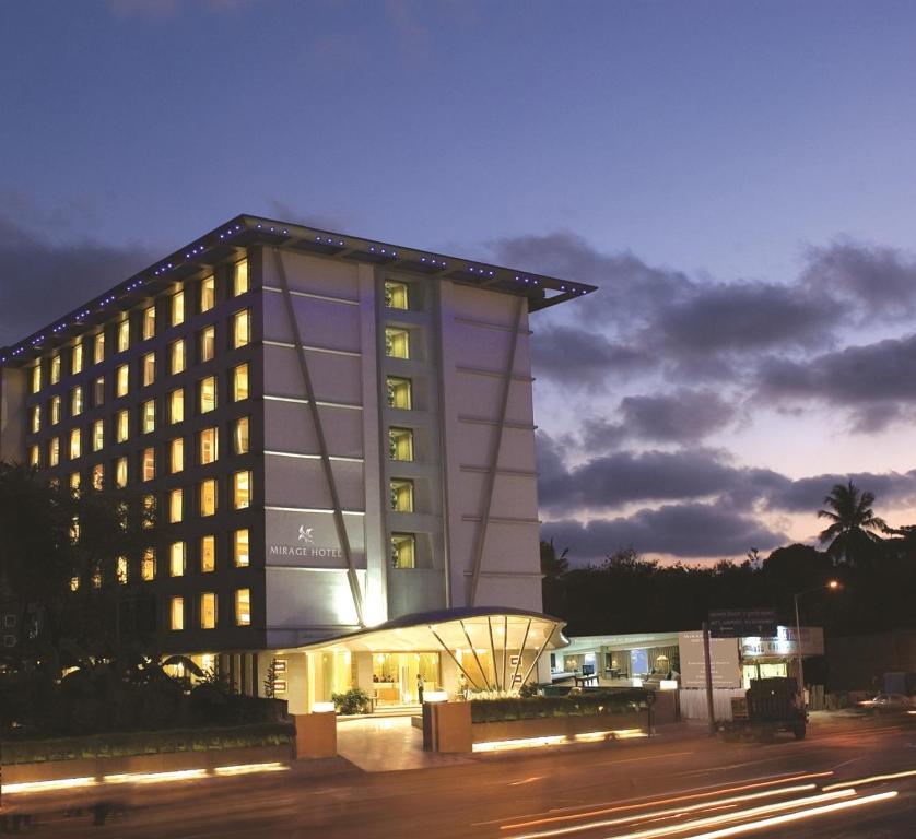 孟买丽华酒店 的夜间有灯光的建筑,街道