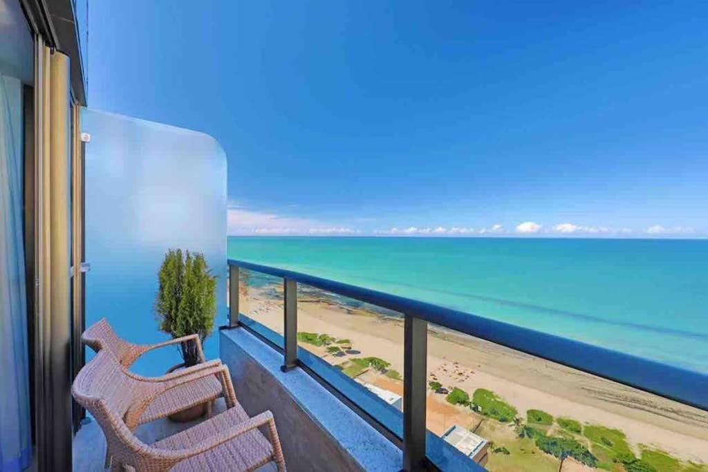 累西腓HY Apartments & Hotels的阳台配有两把椅子,享有海滩美景