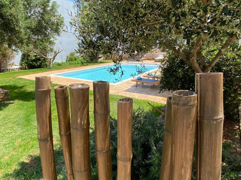 DiakoftiSirene Villas的游泳池前的木栅栏