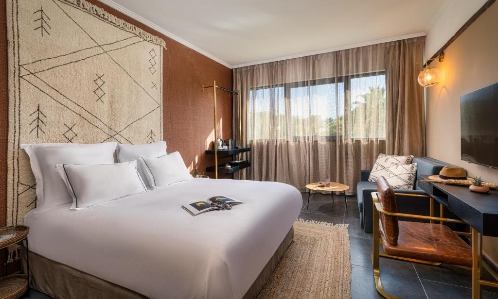 埃拉特Brown Red Sea - Central Park的酒店客房设有一张大床和一张书桌。