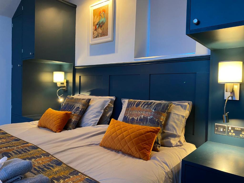 LlandogoTiny home, the Wye Valley, Clanna Cottage Llandogo的一间卧室配有带橙色枕头的床