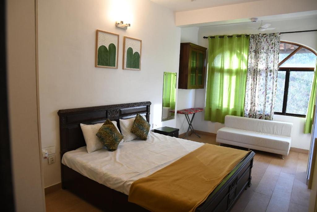瓦尔恰Nirvan的一间卧室配有床和绿帘