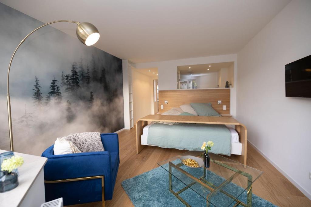 BissendorfArtRoom Boarding Apartment的一间卧室配有一张床和一张蓝色椅子