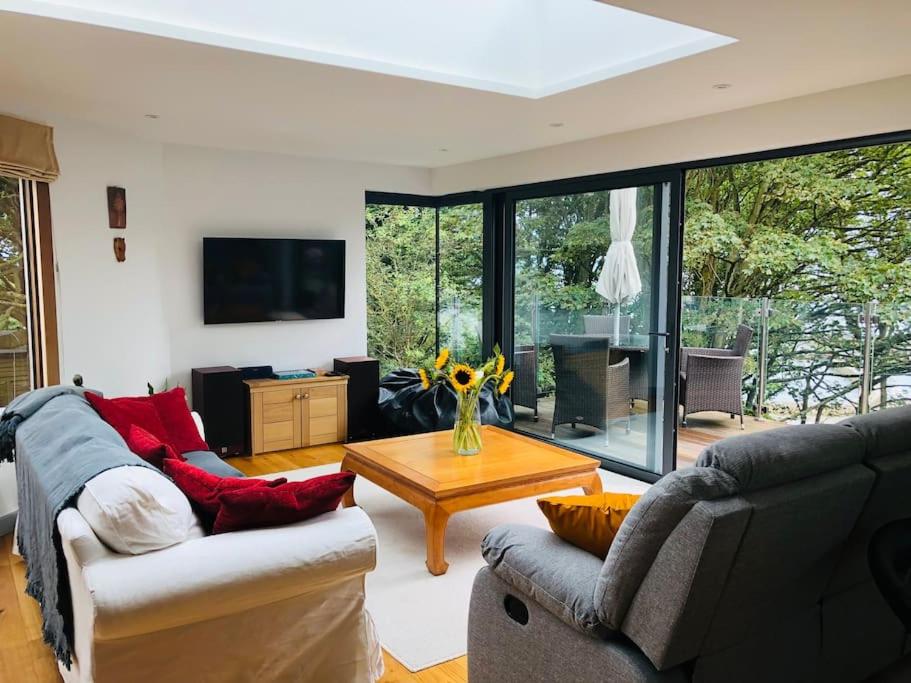 莱姆里吉斯Sea Cliff View Designer Home的客厅配有两张沙发和一张咖啡桌