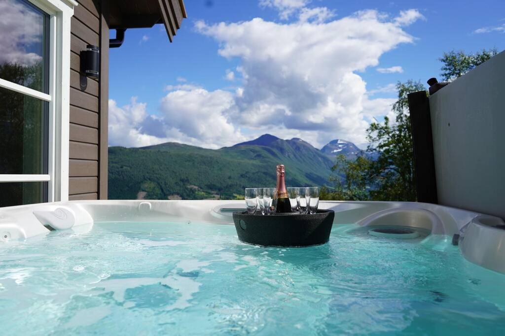 斯特兰达Panorama View的热水浴池,配有一瓶葡萄酒和玻璃杯
