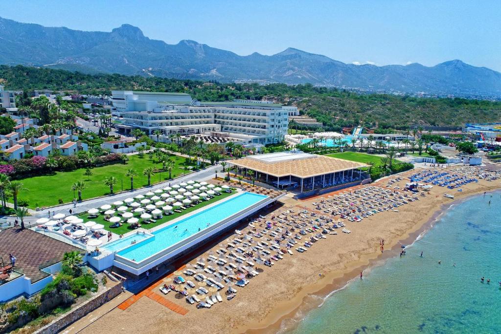 凯里尼亚Acapulco Resort Hotel的享有度假村的空中景致,设有游泳池和海滩