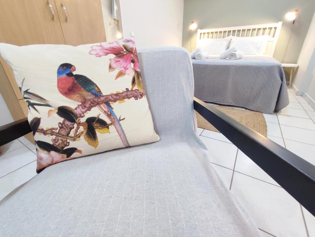普雷韦扎Palmeira Studio的床上的椅子和鸟枕