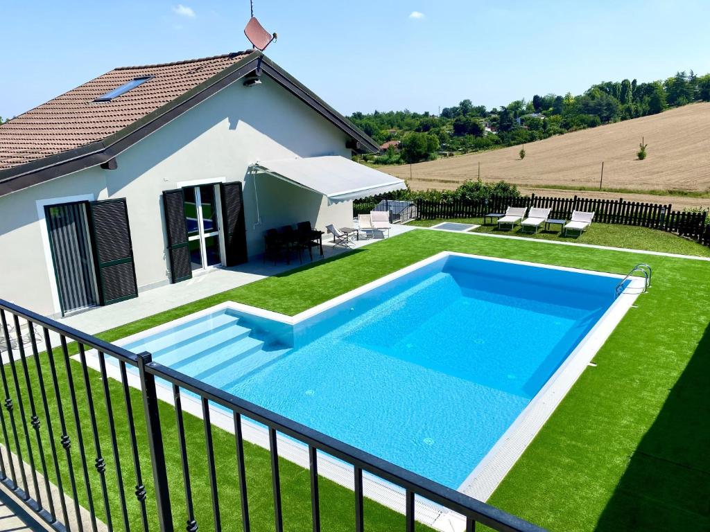 Pecetto di ValenzaVILLA GIOIA - Piscina nel Monferrato的一座房子的院子内的游泳池