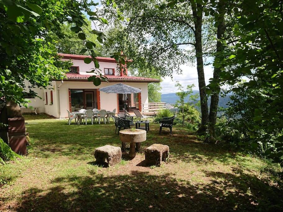 热拉梅Maison d'altitude avec vue panoramique à Gérardmer的院子里带桌椅的房子