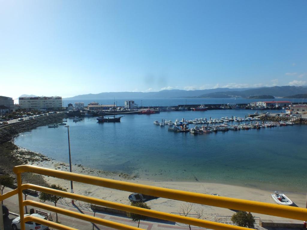 波尔托辛Hostal Portofino的享有海港和水中船只的景色