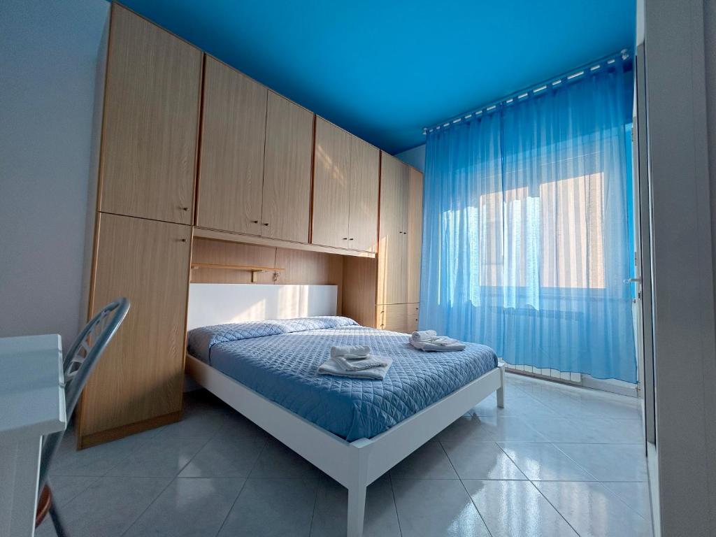 毕博纳的码头Affittacamere I Gigli di Mare的一间卧室配有一张蓝色天花板的床