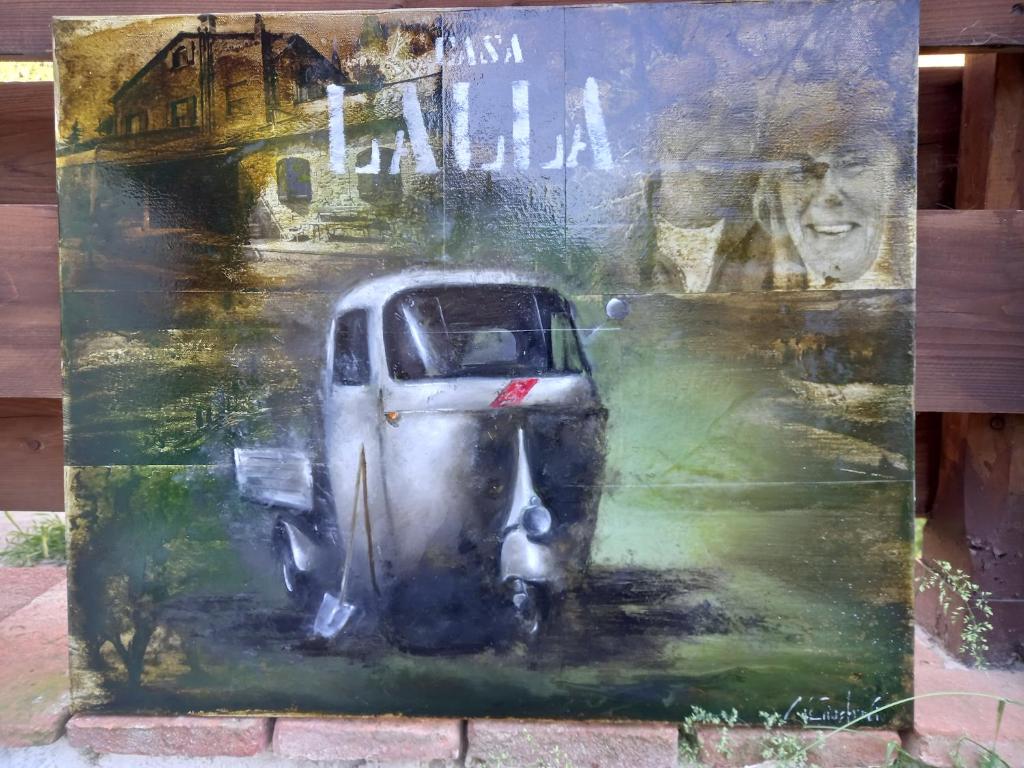 利沃诺Casa Lalla的建筑物一侧汽车的绘画