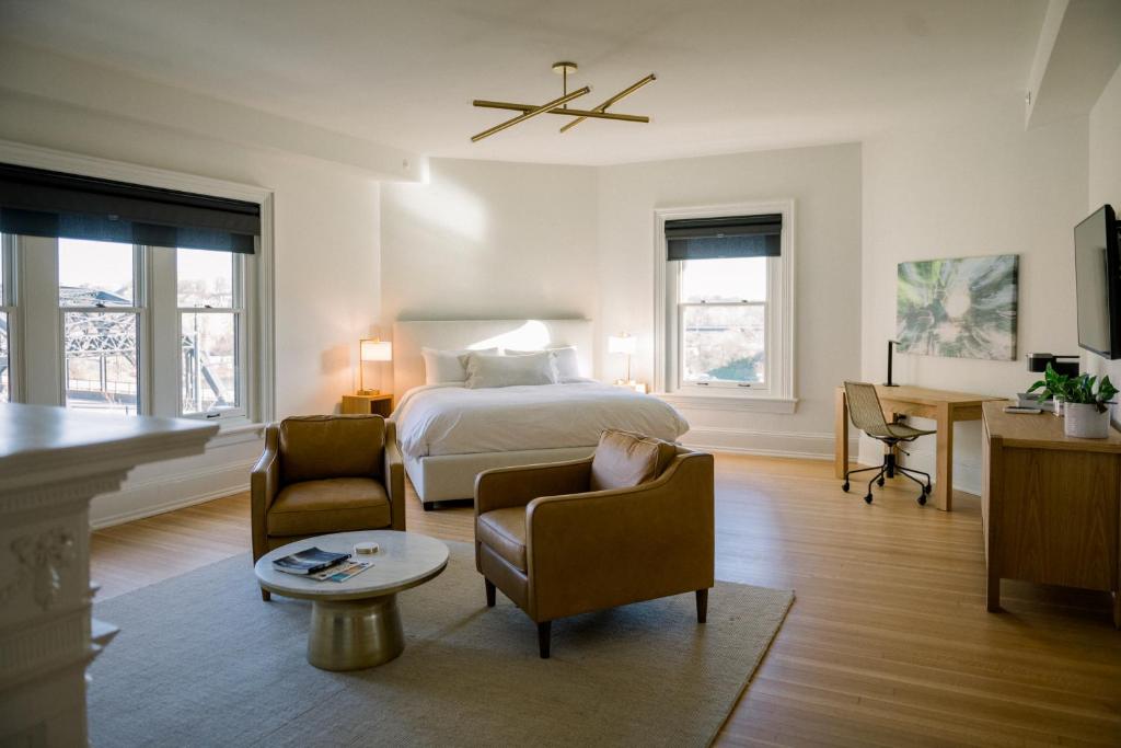 伯利恒Wilbur Mansion的一间卧室配有一张床、两把椅子和一张桌子