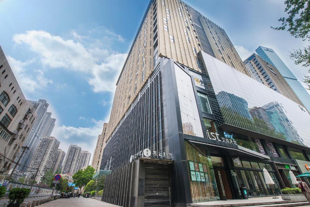 南京南京凯宾酒店公寓连锁艾尚天地购物中心店的一座高大的建筑