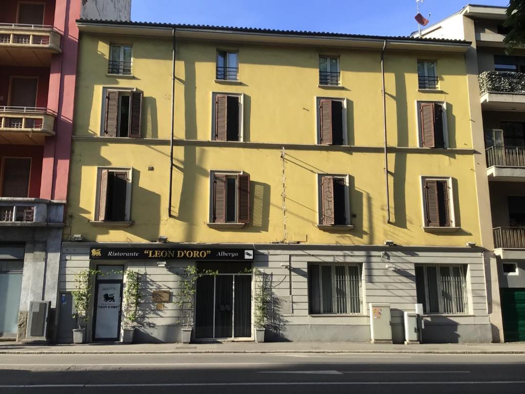 帕尔马Leon doro的黄色的建筑,前面有标志