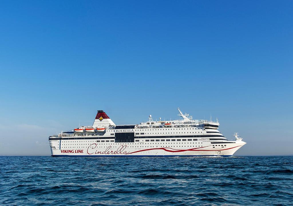斯德哥尔摩Viking Line ferry Viking Cinderella - One-way journey from Stockholm to Helsinki的一艘坐在海洋中的游轮