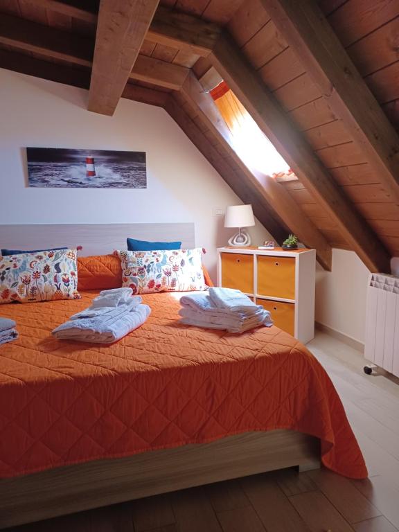 菲乌吉Appartamento Fiuggi Terme的一间卧室配有一张带橙色床罩的床