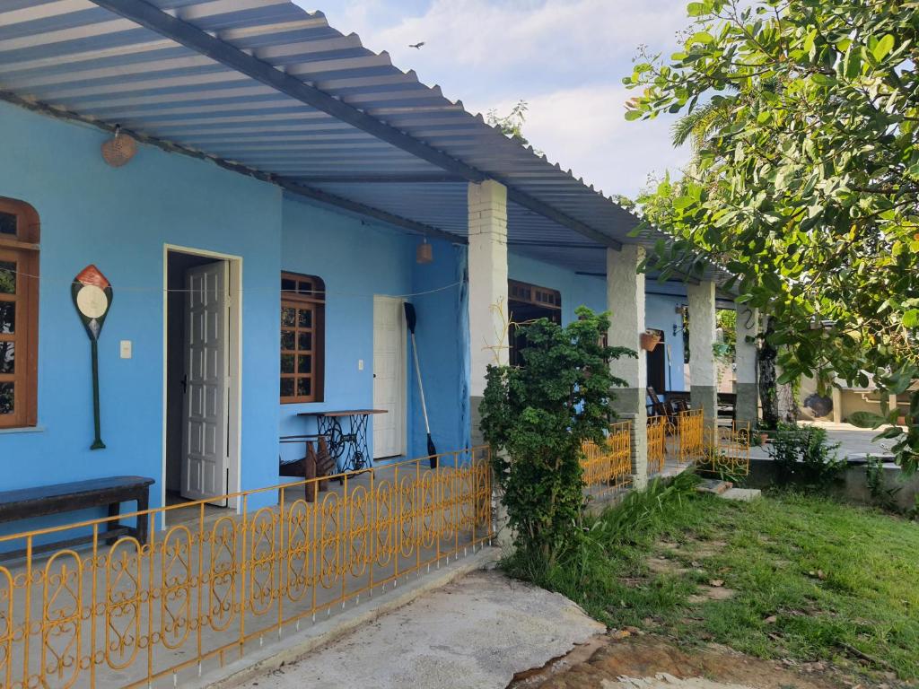 马瑙斯VARANDA DO RIO NEGRO的前面有栅栏的蓝色房子