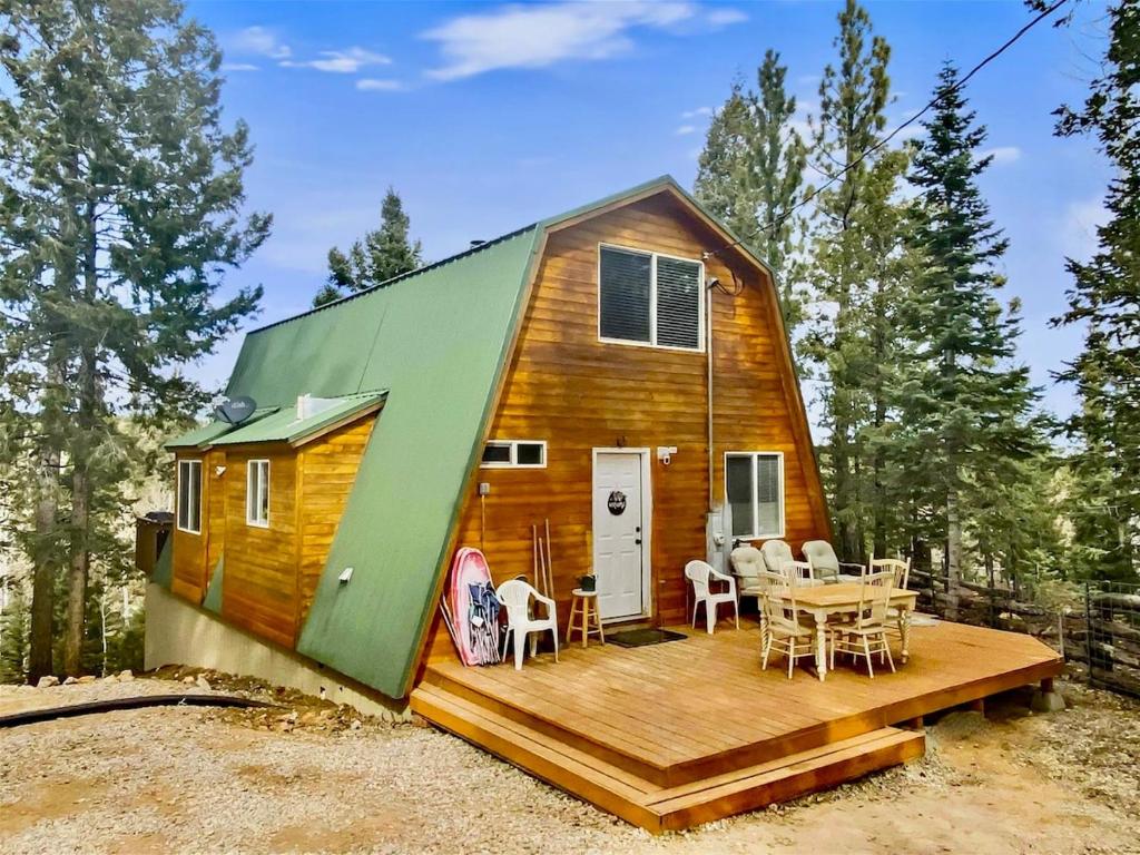 达克科里克村Woodchuck Cabin的一座小房子,设有甲板和桌子