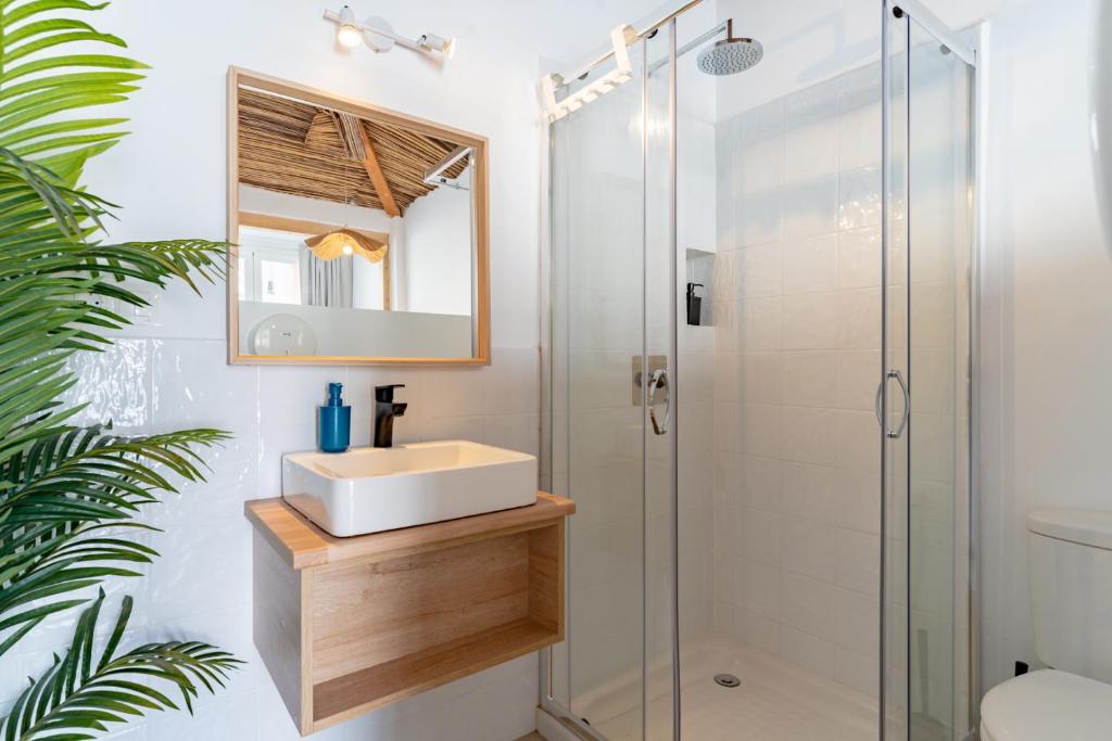 马拉加The Urban Jungle Hostel的一间带水槽和淋浴的浴室