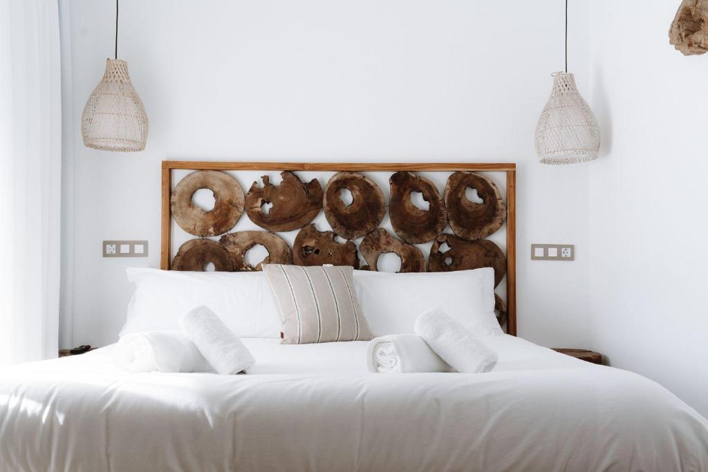 埃斯卡纳Outsite Ibiza的卧室配有白色的床和2个枕头