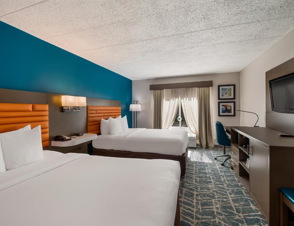 福尔斯彻奇Comfort Inn Falls Church - Tysons Corner的酒店客房设有两张床和一台平面电视。