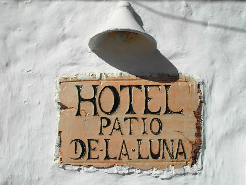 艾西拉帕蒂奥德拉露娜旅馆的贴在有街灯的建筑物上的标志