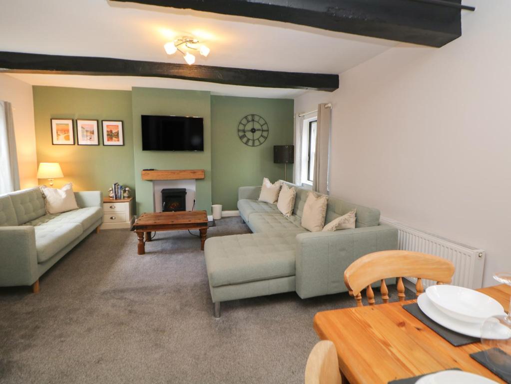 阿什伯恩Kennedy's Cottage的客厅配有沙发和桌子
