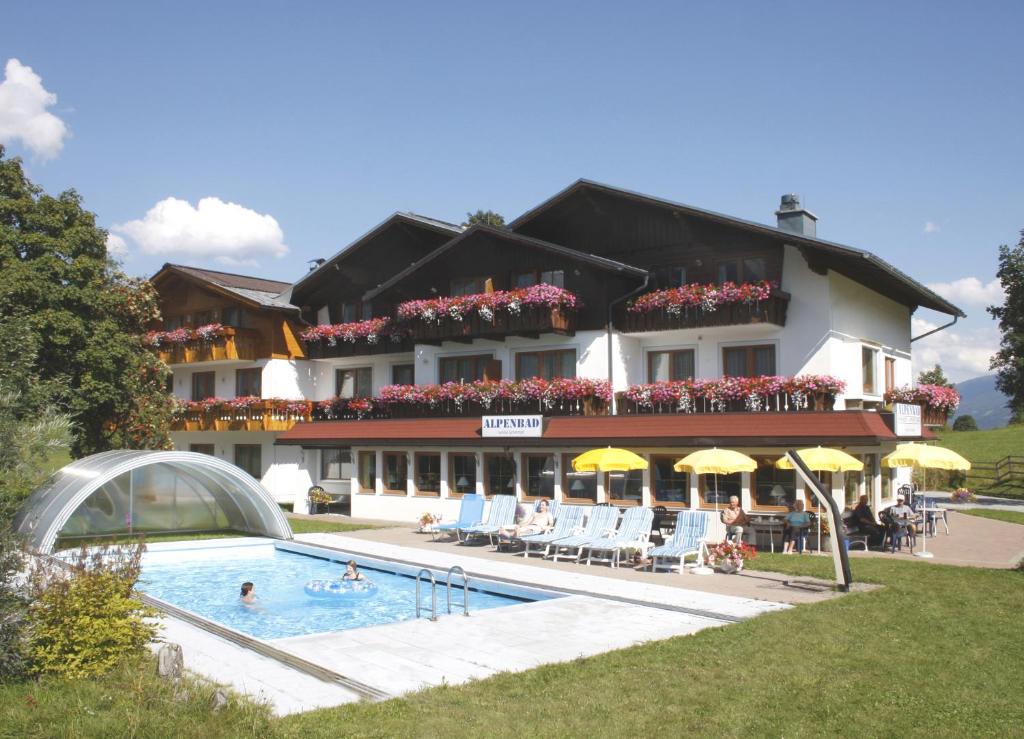 拉姆绍达赫斯坦阿尔卑巴特酒店的大楼前设有游泳池的酒店