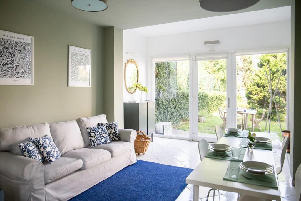 卡斯泰莱托索普拉蒂奇诺Un balcone sul fiume的客厅配有白色沙发和蓝色地毯。