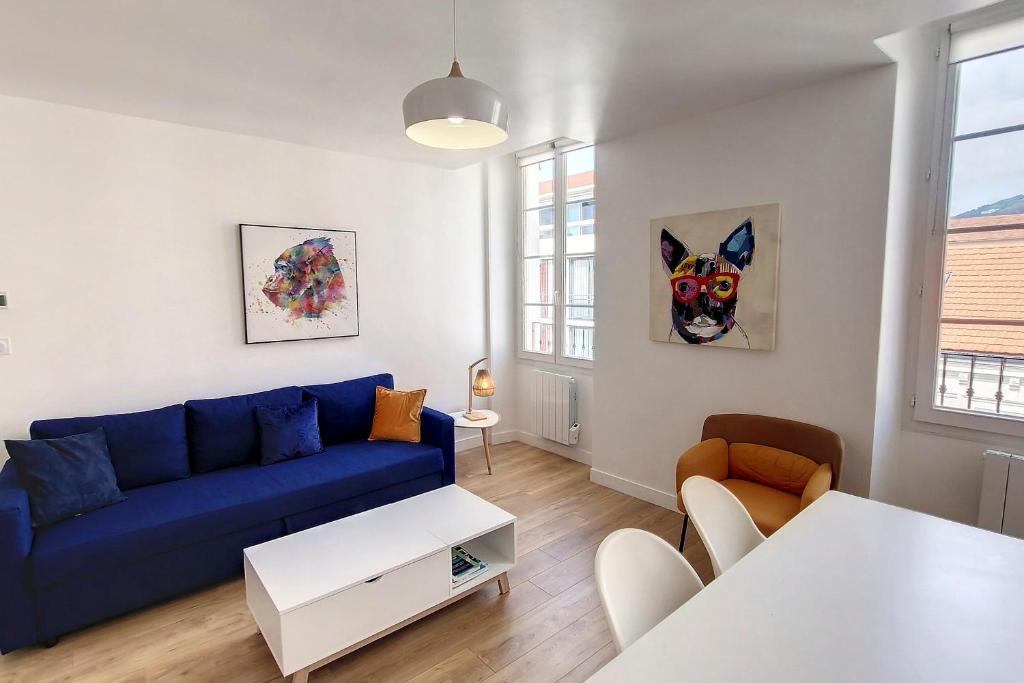 戛纳HENRI CAMILLE REAL ESTATE - Bambou- One bedroom center的客厅配有蓝色的沙发和桌子