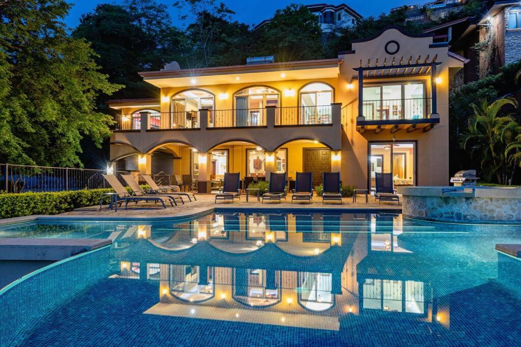 普拉亚埃尔莫萨Casa Ilan Ilan的一座大房子,前面设有一个游泳池