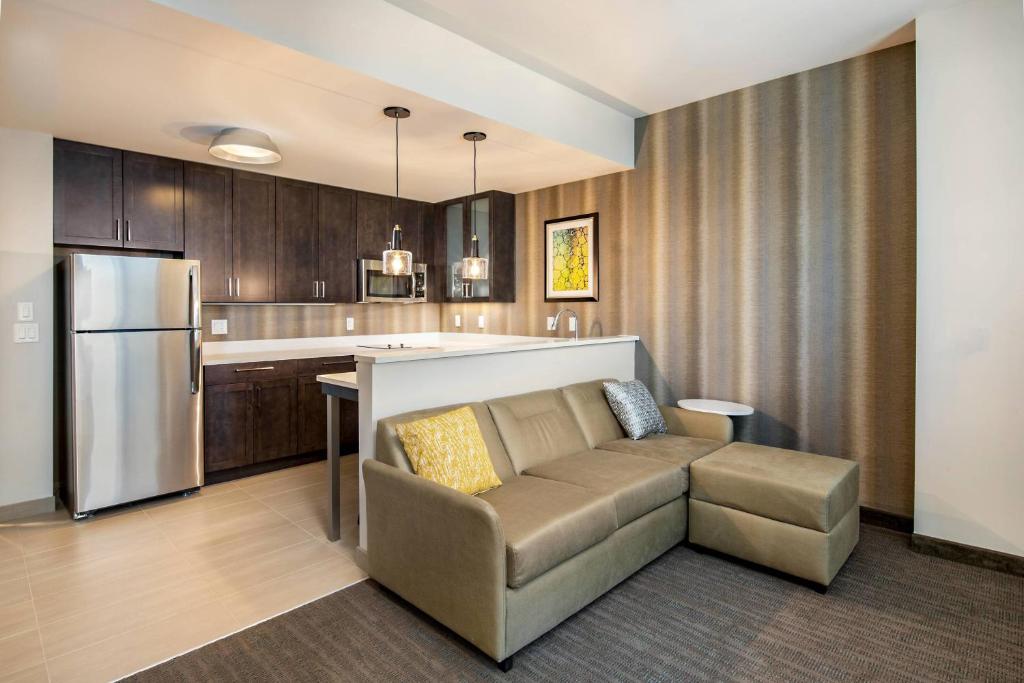 休斯顿Residence Inn by Marriott Houston Medical Center/NRG Park的带沙发的客厅和厨房