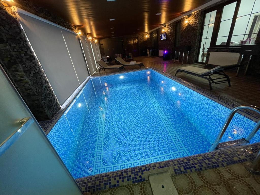 沙马基Premium VILLA (LUXURY Mansion)的大楼里的一个大型蓝色游泳池