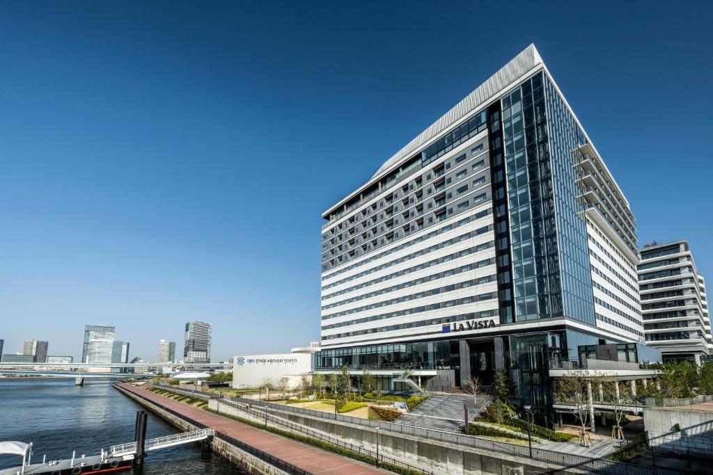 东京La Vista Tokyo Bay的河边高大的办公楼