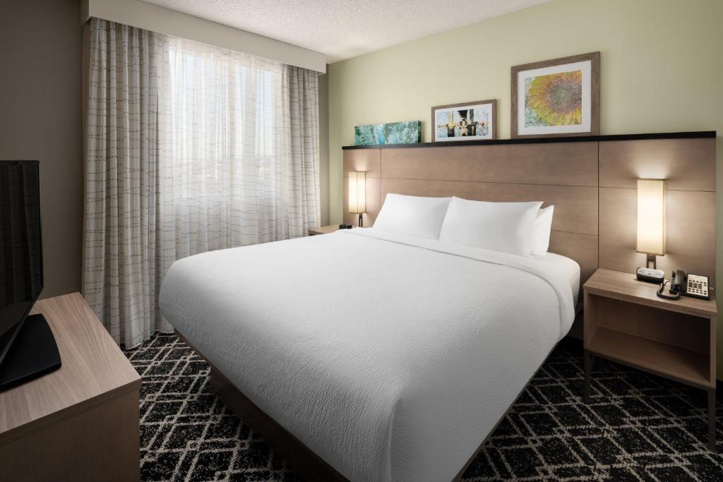 波特兰波特兰市区利弗普雷斯原住客栈的酒店客房设有一张大床和一台电视。