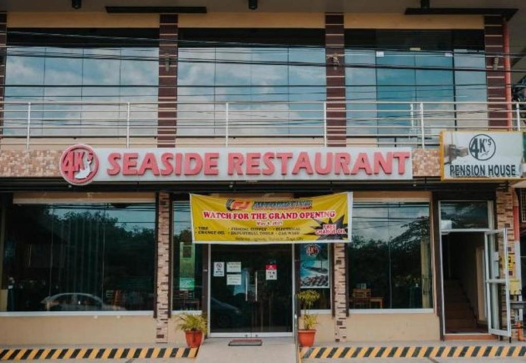 BanbanRedDoorz @ 4ks Pension House Bogo City Cebu的建筑前有标志的海鲜餐厅